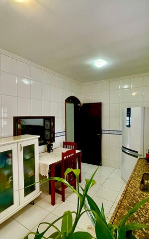 Casa à venda com 415m², 4 quartos e 5 vagas Casa à venda com 415m², 4 quartos e 5 vagasCozinha