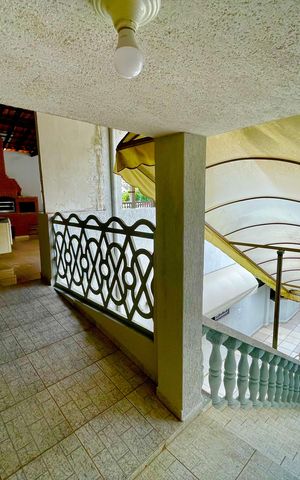 Casa à venda com 415m², 4 quartos e 5 vagas Casa à venda com 415m², 4 quartos e 5 vagasEscada externa