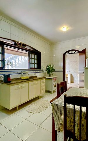 Casa à venda com 415m², 4 quartos e 5 vagas Casa à venda com 415m², 4 quartos e 5 vagasCozinha