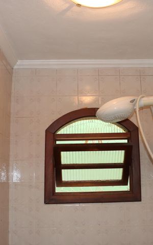 Casa de condomínio para alugar com 2600m², 3 quartos e sem vagaBanheiro de Serviço