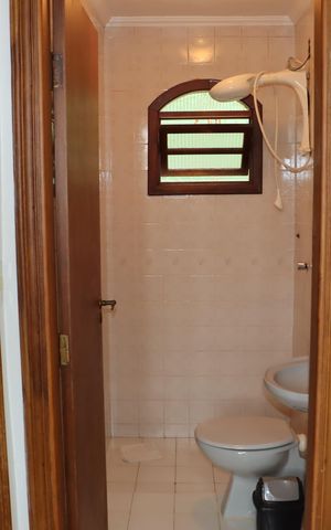 Casa de condomínio para alugar com 2600m², 3 quartos e sem vagaBanheiro de Serviço