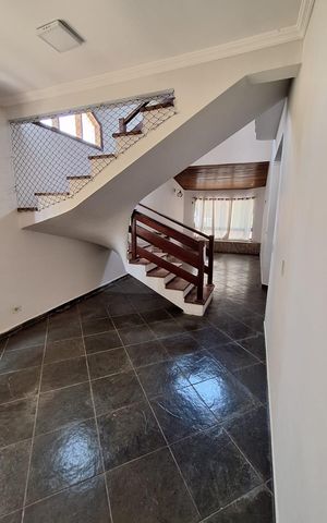 Casa para alugar com 200m², 3 quartos e 4 vagas
