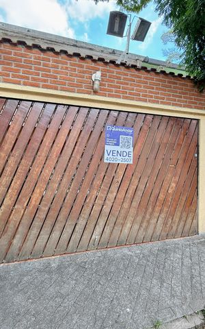 Casa à venda com 210m², 3 quartos e 2 vagas Casa à venda com 210m², 3 quartos e 2 vagasFachada