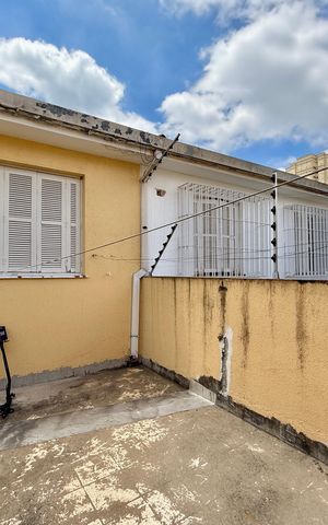 Casa à venda com 210m², 3 quartos e 2 vagas Casa à venda com 210m², 3 quartos e 2 vagasTerraço