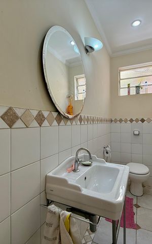 Casa à venda com 210m², 3 quartos e 2 vagas Casa à venda com 210m², 3 quartos e 2 vagasSala