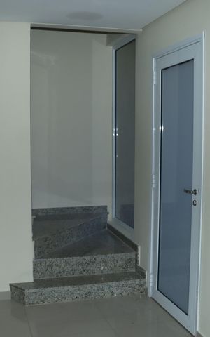 Casa de condomínio para alugar com 202m², 3 quartos e 3 vagasEscada