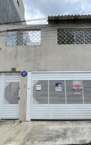 Casa à venda com 141m², 2 quartos e 2 vagas Casa à venda com 141m², 2 quartos e 2 vagasFachada