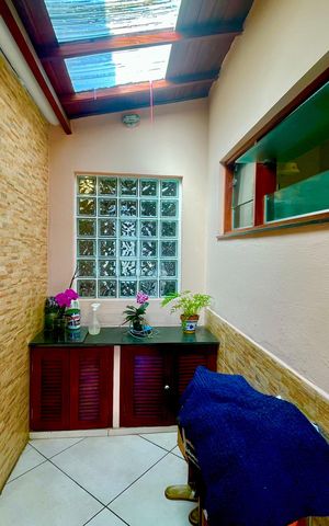 Casa à venda com 118m², 2 quartos e 2 vagasCorredor externo 
