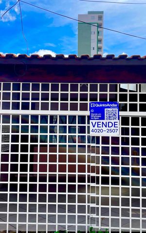Casa à venda com 118m², 2 quartos e 2 vagasPlaca instalada na fachada do imóvel 
