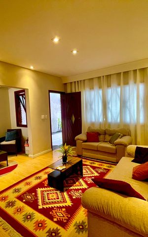 Casa à venda com 118m², 2 quartos e 2 vagasSala