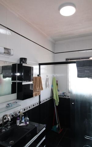 Casa à venda com 181m², 5 quartos e 2 vagasBanheiro 1