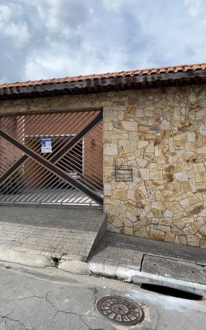 Casa à venda com 250m², 3 quartos e 4 vagas Casa à venda com 250m², 3 quartos e 4 vagasFachada