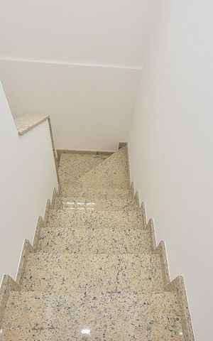 Casa para alugar com 250m², 3 quartos e 8 vagasEscada