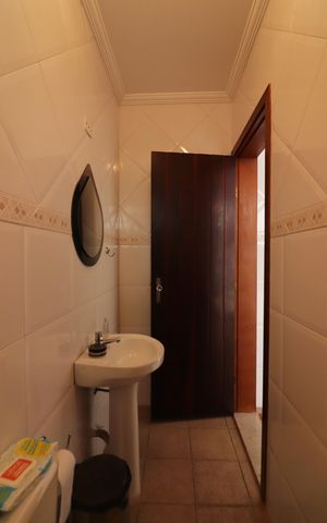 Casa à venda com 221m², 3 quartos e 4 vagasBanheiro de serviço