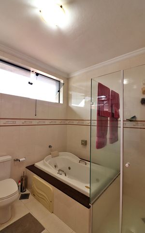 Casa à venda com 221m², 3 quartos e 4 vagasQuarto 1 - Suíte Banheiro 