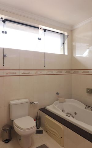 Casa à venda com 221m², 3 quartos e 4 vagasQuarto 1 - Suíte Banheiro 
