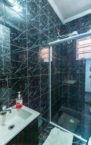 Casa à venda com 200m², 3 quartos e 1 vaga Casa à venda com 200m², 3 quartos e 1 vagaBanheiro