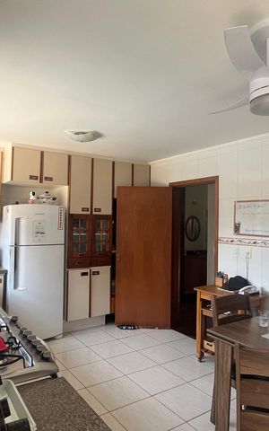 Casa à venda com 295m², 4 quartos e 3 vagas