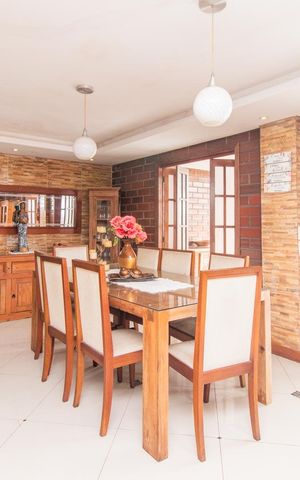 Casa à venda com 500m², 2 quartos e 3 vagas Casa à venda com 500m², 2 quartos e 3 vagasSala