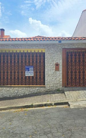 Casa à venda com 260m², 4 quartos e 3 vagas Casa à venda com 260m², 4 quartos e 3 vagasFachada
