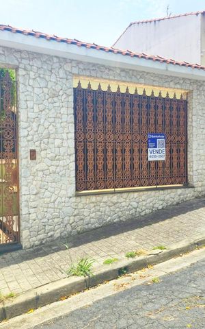 Casa à venda com 260m², 4 quartos e 3 vagas Casa à venda com 260m², 4 quartos e 3 vagasFachada