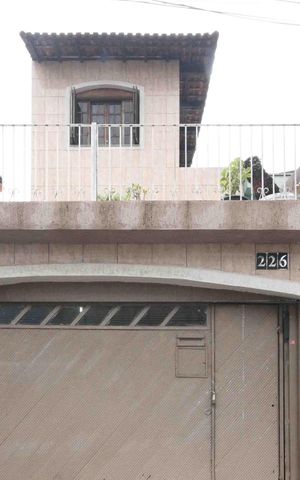 Casa à venda com 165m², 3 quartos e 3 vagas Casa à venda com 165m², 3 quartos e 3 vagasFachada