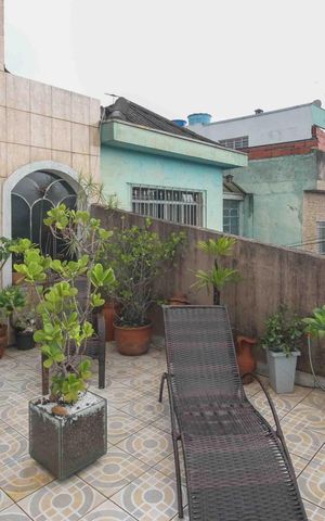 Casa à venda com 165m², 3 quartos e 3 vagas Casa à venda com 165m², 3 quartos e 3 vagasVaranda