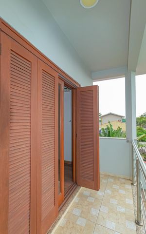 Casa à venda com 200m², 3 quartos e 3 vagas Casa à venda com 200m², 3 quartos e 3 vagasSacada do Quarto 2