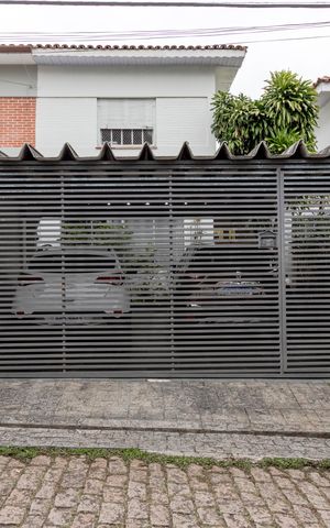 Casa à venda com 130m², 3 quartos e 2 vagas Casa à venda com 130m², 3 quartos e 2 vagasFachada