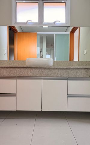 Apartamento à venda com 80m², 2 quartos e 2 vagas Apartamento à venda com 80m², 2 quartos e 2 vagasBanheiro da suíte 1
