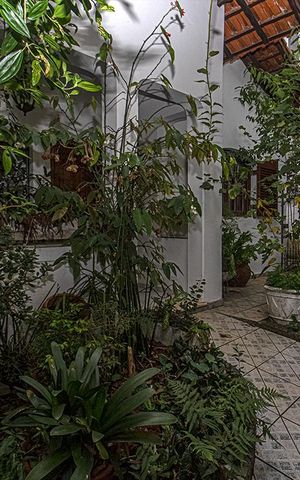 Casa à venda com 338m², 6 quartos e 4 vagas Casa à venda com 338m², 6 quartos e 4 vagasentrada e jardim_1