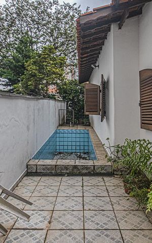 Casa à venda com 338m², 6 quartos e 4 vagas Casa à venda com 338m², 6 quartos e 4 vagaspiscina_3