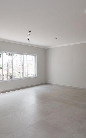 Casa à venda com 225m², 3 quartos e 2 vagas Casa à venda com 225m², 3 quartos e 2 vagasSala