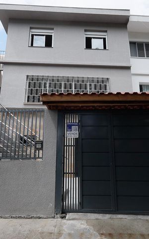 Casa à venda com 225m², 3 quartos e 2 vagas Casa à venda com 225m², 3 quartos e 2 vagasFachada / Placa