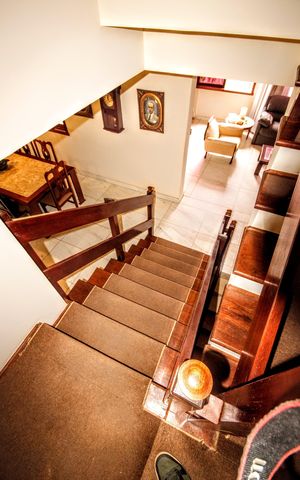 Casa de condomínio à venda com 315m², 5 quartos e 4 vagasEscada