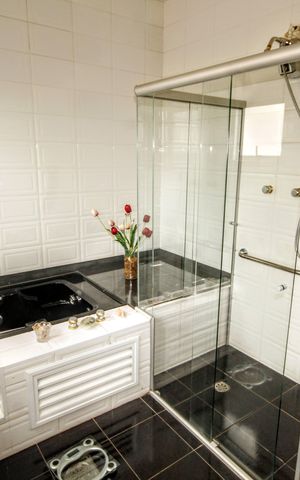Casa de condomínio à venda com 315m², 5 quartos e 4 vagasbanheiro 3