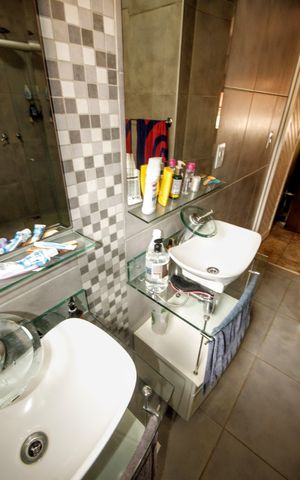 Casa de condomínio à venda com 315m², 5 quartos e 4 vagasbanheiro 4