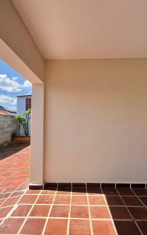 Casa à venda com 250m², 3 quartos e 2 vagas Casa à venda com 250m², 3 quartos e 2 vagasGaragem