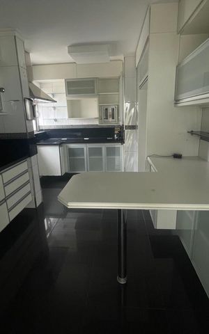 Apartamento à venda com 200m², 3 quartos e 3 vagas Apartamento à venda com 200m², 3 quartos e 3 vagasCozinha - Armários