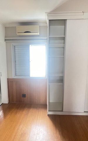Apartamento à venda com 200m², 3 quartos e 3 vagas Apartamento à venda com 200m², 3 quartos e 3 vagasQuarto com armários
