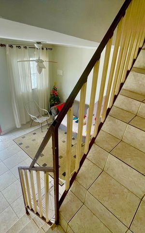 Casa à venda com 160m², 2 quartos e sem vaga Casa à venda com 160m², 2 quartos e sem vagaSala acesso escada