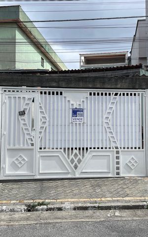 Casa à venda com 150m², 3 quartos e 4 vagas Casa à venda com 150m², 3 quartos e 4 vagasFachada+Placa