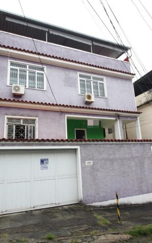 Casa à venda com 175m², 3 quartos e 2 vagas Casa à venda com 175m², 3 quartos e 2 vagasFachada com Placa