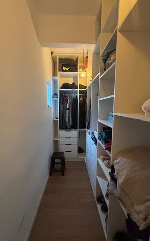 Casa à venda com 225m², 4 quartos e 2 vagas Casa à venda com 225m², 4 quartos e 2 vagasSuite Closet