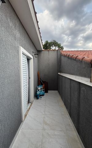 Casa à venda com 225m², 4 quartos e 2 vagas Casa à venda com 225m², 4 quartos e 2 vagasQuarto 2 Varanda