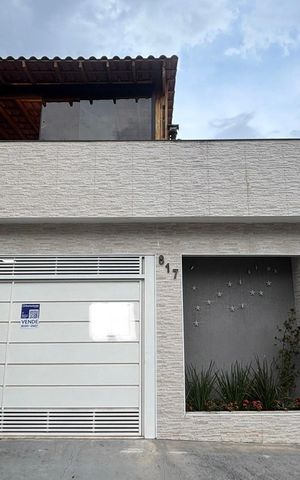 Casa à venda com 225m², 4 quartos e 2 vagas Casa à venda com 225m², 4 quartos e 2 vagasFachada