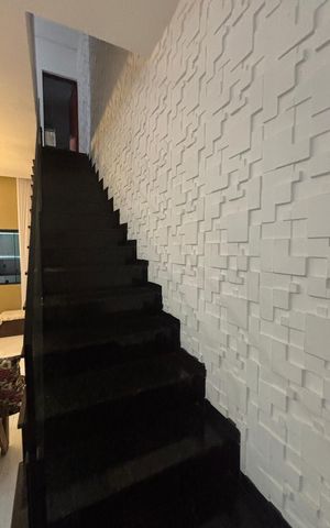Casa à venda com 225m², 4 quartos e 2 vagas Casa à venda com 225m², 4 quartos e 2 vagasEscada