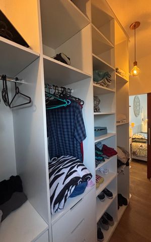 Casa à venda com 225m², 4 quartos e 2 vagas Casa à venda com 225m², 4 quartos e 2 vagasSuite Closet