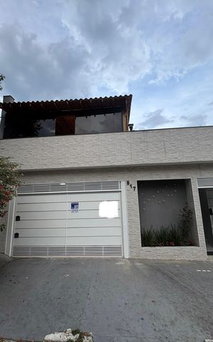 Casa à venda com 225m², 4 quartos e 2 vagas Casa à venda com 225m², 4 quartos e 2 vagasFachada