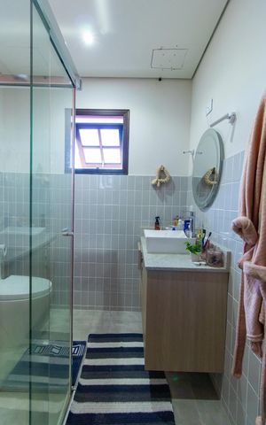Casa de condomínio para alugar com 220m², 3 quartos e 2 vagasBanheiro Social
